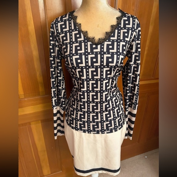 Designer 2-Piece skirt suit - Picture 8 of 16